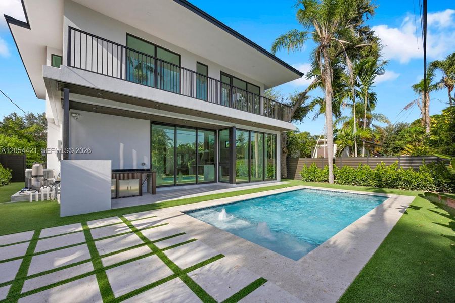 Exterior details and patio area of a home in , Miami (Image 31).