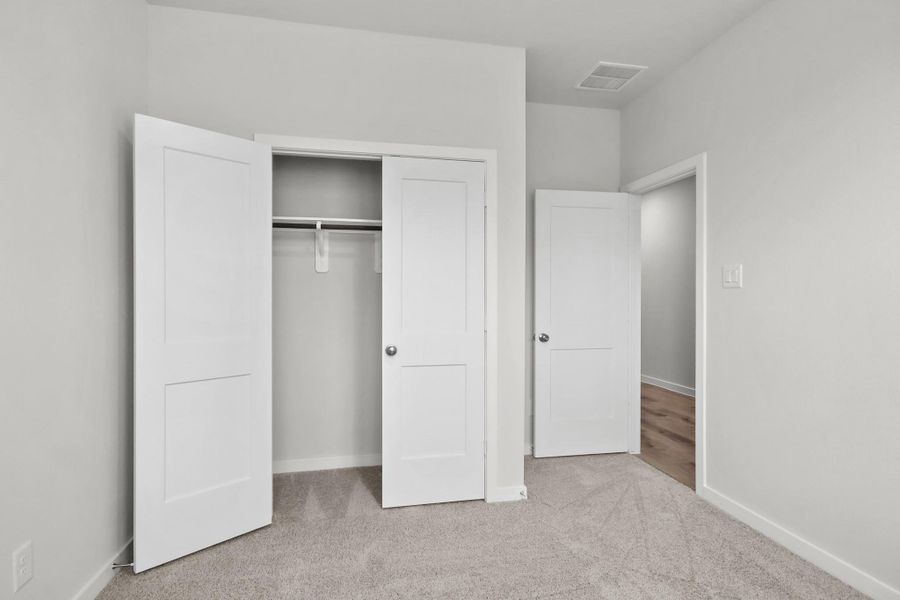 Spacious, unfurnished interior of a new home in Lakes at Crockett Martin, Conroe (Image 15).