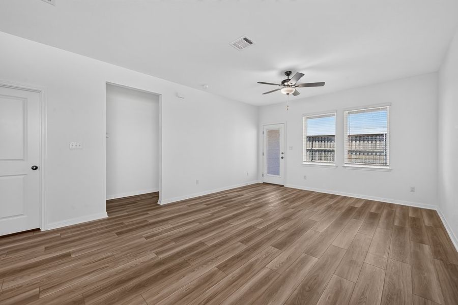 Spacious, unfurnished interior of a new home in Sunfield, Buda (Image 22).
