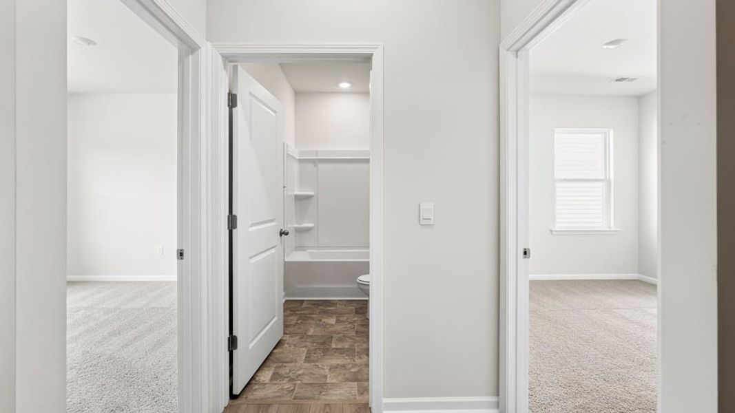 Spacious, unfurnished interior of a new home in Benjamin's Grove, Woodruff (Image 17).