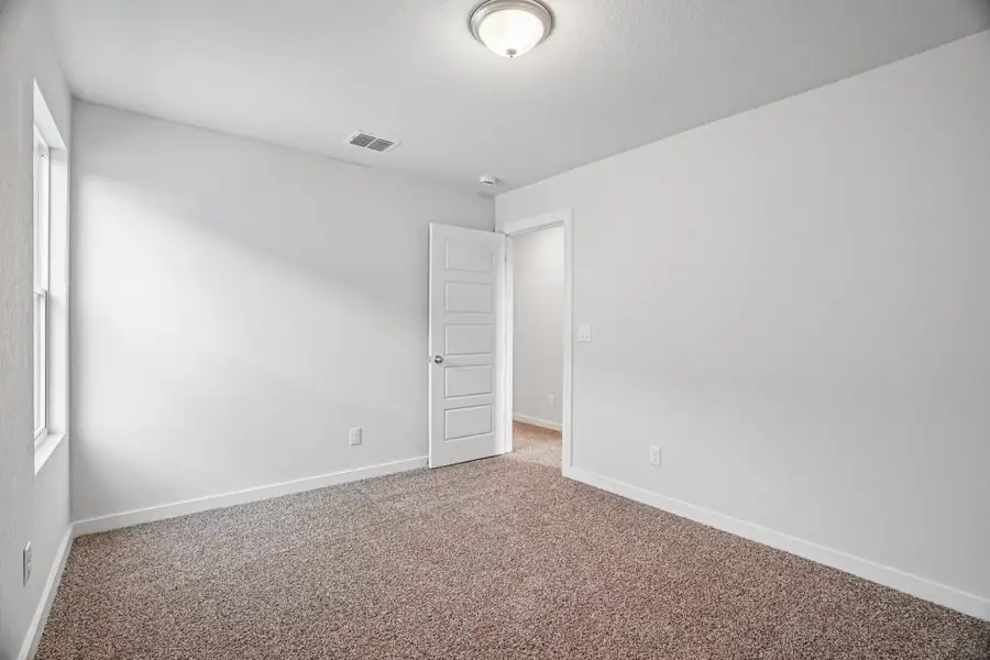 Spacious, unfurnished interior of a new home in The Meadows at Hunters Ranch, San Antonio (Image 35).
