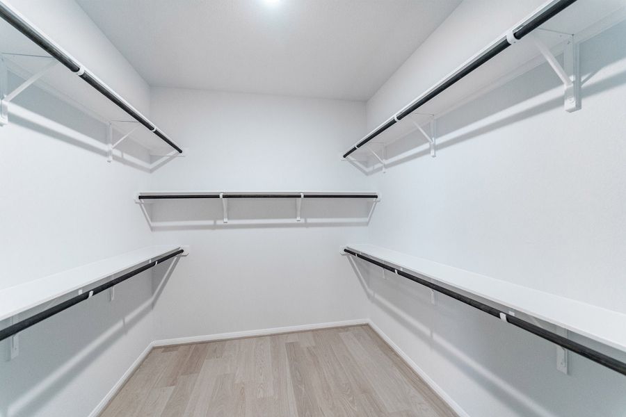 Spacious, unfurnished interior of a new home in Sunfield, Buda (Image 19).