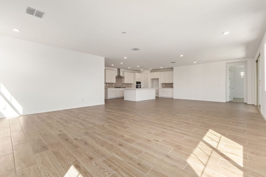 Spacious, unfurnished interior of a new home in Las Ventanas, Goodyear (Image 11).