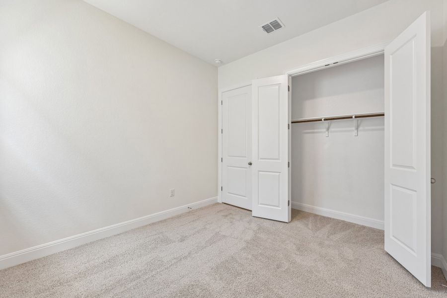 Spacious, unfurnished interior of a new home in Persimmon, Buda (Image 16).