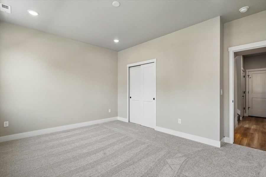Spacious, unfurnished interior of a new home in Pony Park, Colorado Springs (Image 14).