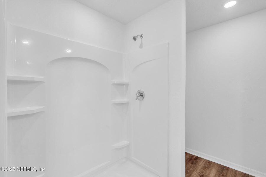 Spacious, unfurnished interior of a new home in , Green Cove Springs (Image 18).