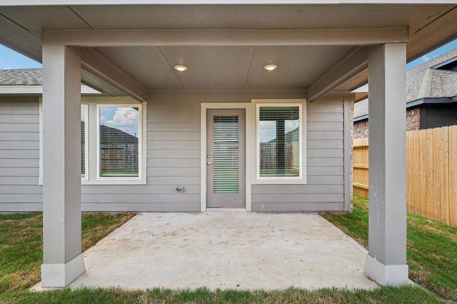 Exterior details and patio area of a home in Southwinds, Baytown (Image 17).