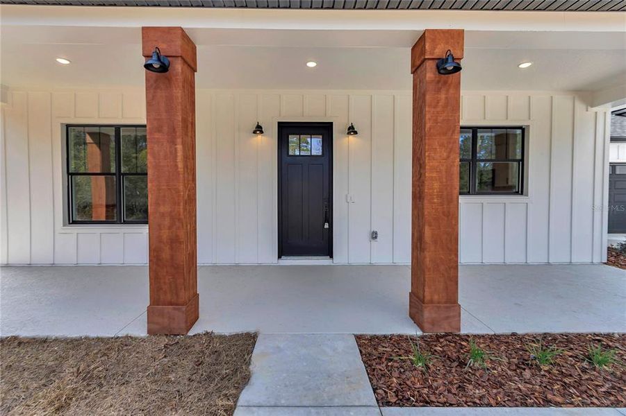 Exterior details and patio area of a home in , Dunnellon (Image 26).
