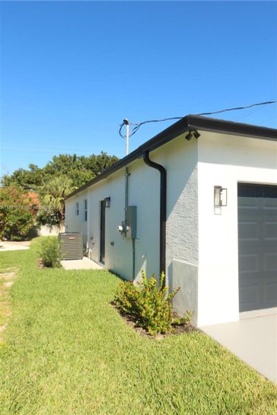 Exterior details and patio area of a home in , Riviera Beach (Image 3).