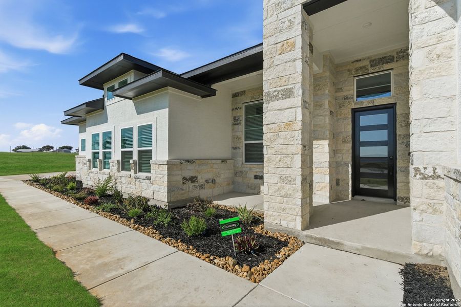 Exterior details and patio area of a home in Sienna Lakes, San Antonio (Image 26).
