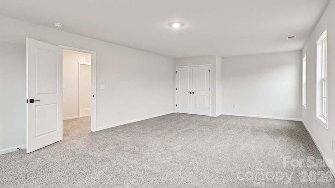 Spacious, unfurnished interior of a new home in Sylvan Creek, Denver (Image 31).