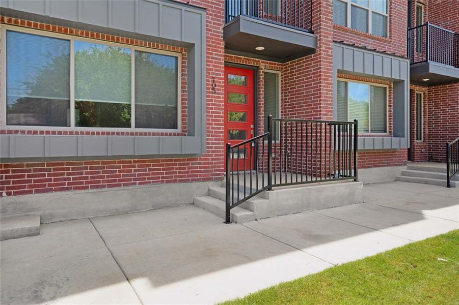 Exterior details and patio area of a home in , Farmers Branch (Image 2).