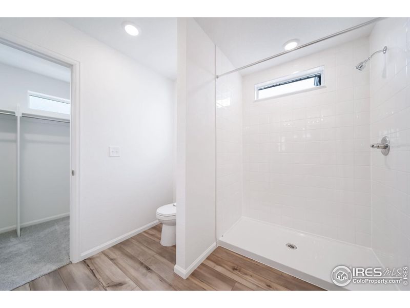 Spacious, unfurnished interior of a new home in Thompson River Ranch, Johnstown (Image 14).