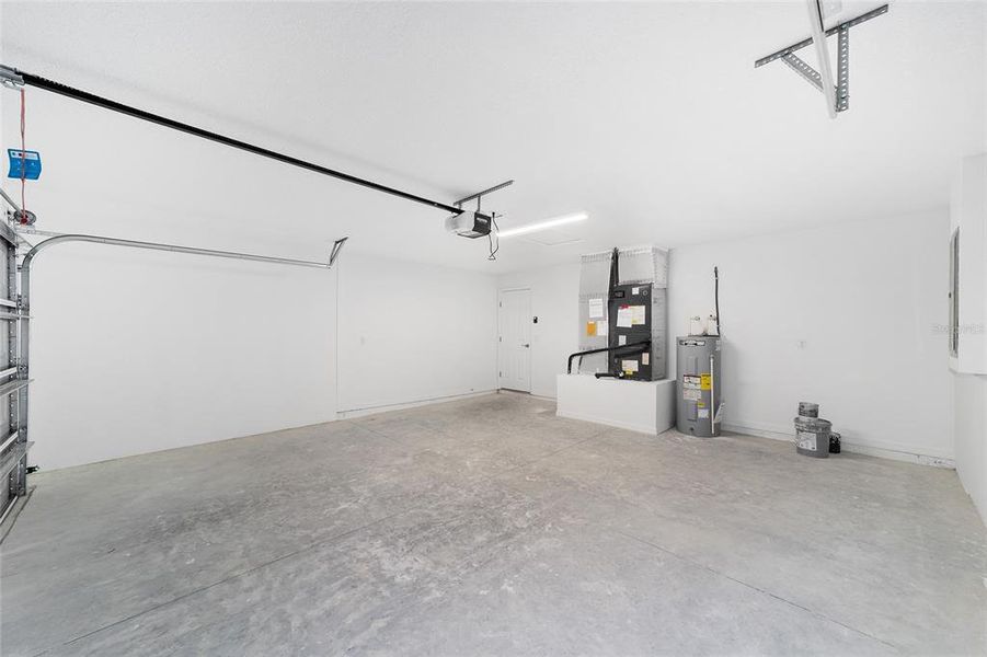 Spacious, unfurnished interior of a new home in , Dunnellon (Image 23).