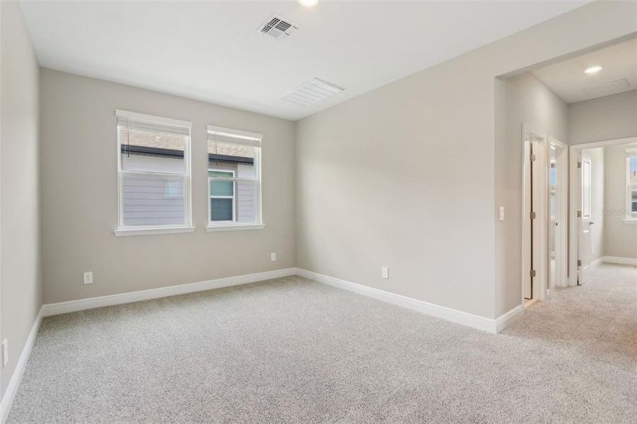Spacious, unfurnished interior of a new home in Silverleaf Reserve Bungalows, Winter Garden (Image 14).