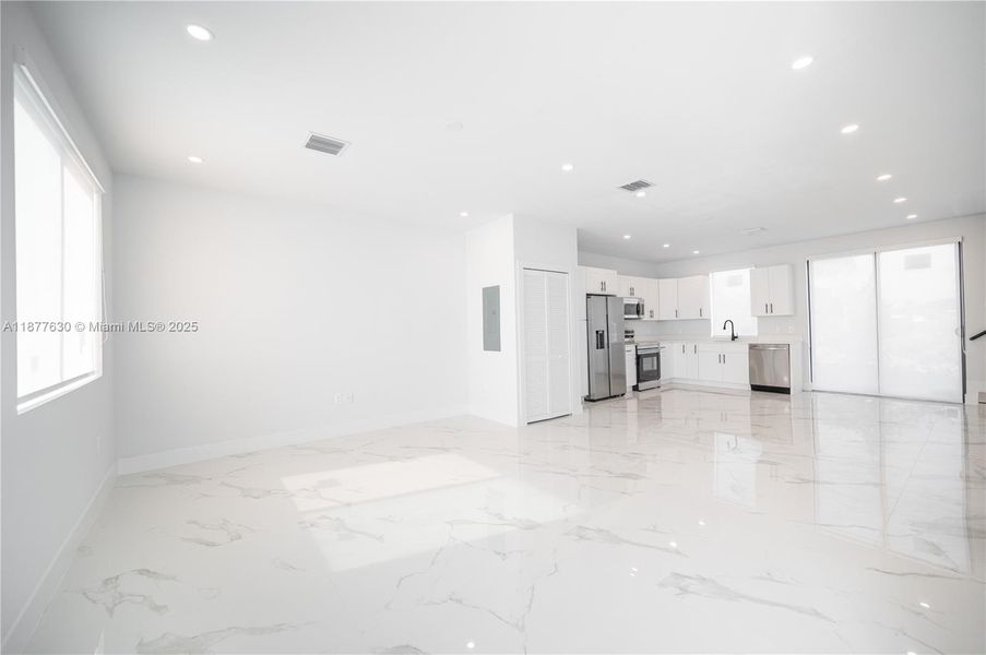 Spacious, unfurnished interior of a new home in , Florida City (Image 11).