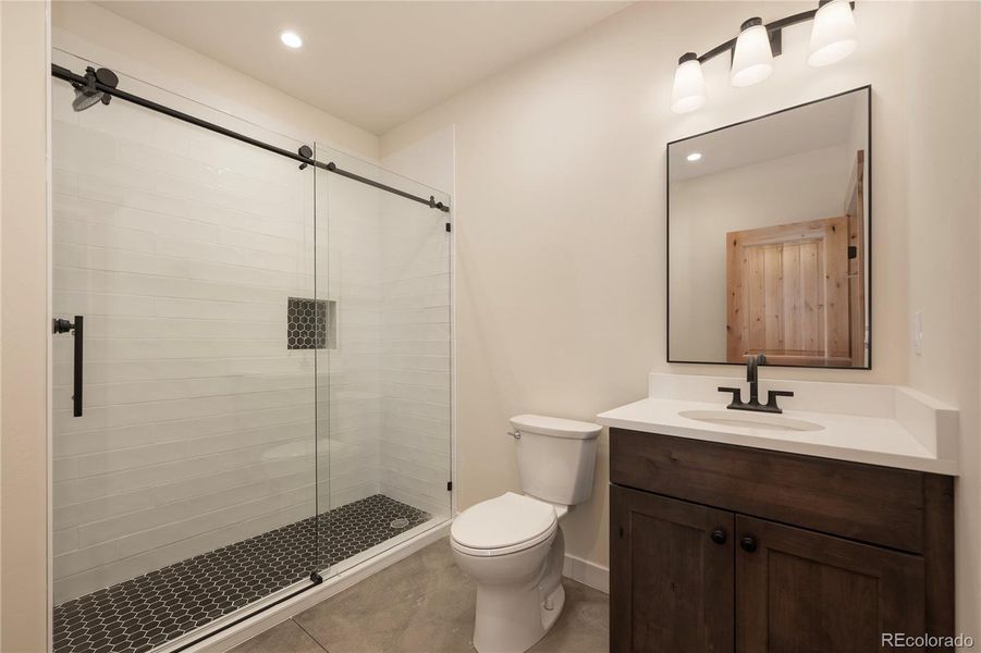 Primary en-suite bathroom