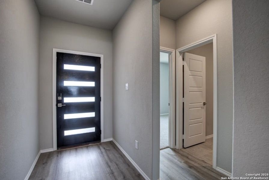 Spacious, unfurnished interior of a new home in Hickory Ridge, San Antonio (Image 28).