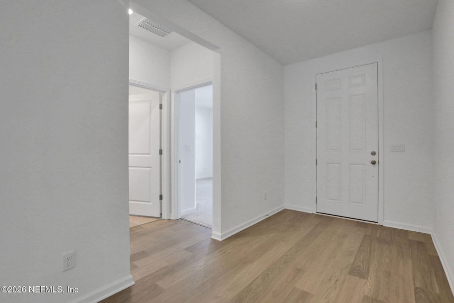 Spacious, unfurnished interior of a new home in Jennings Farm, Middleburg (Image 27).