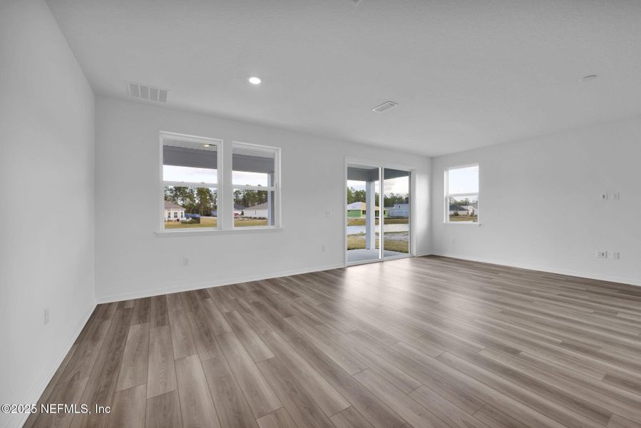 Spacious, unfurnished interior of a new home in Hyland Trail, Green Cove Springs (Image 17).
