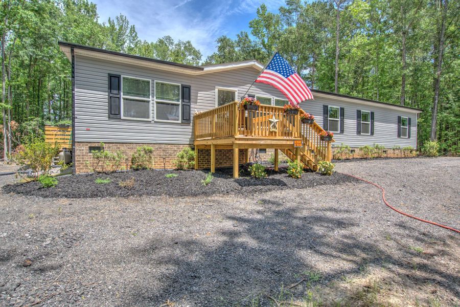 Exterior details and patio area of a home in , Summerton (Image 19).