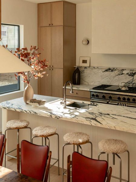 Enjoy sunlight in the kitchen from morning to twilight.