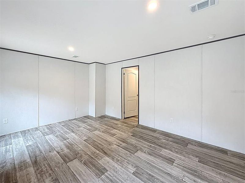 Spacious, unfurnished interior of a new home in , Hawthorne (Image 24).