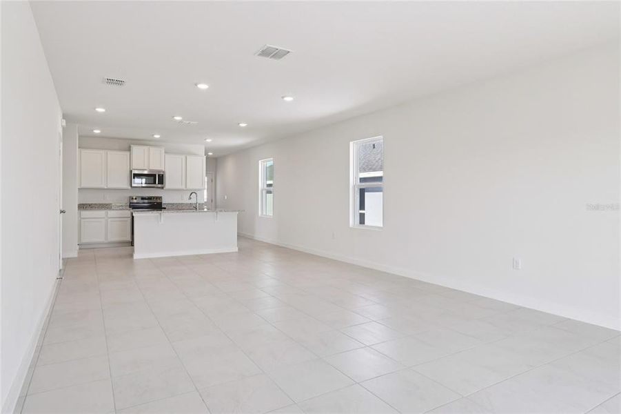 Spacious, unfurnished interior of a new home in Hamilton Bluff, Haines City (Image 36).
