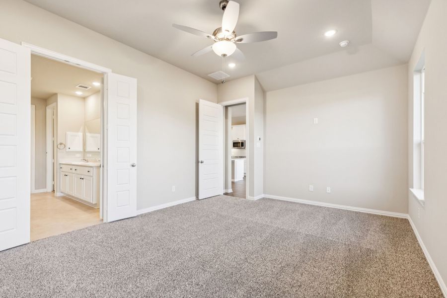 Spacious, unfurnished interior of a new home in Summer Crest, Fort Worth (Image 28).