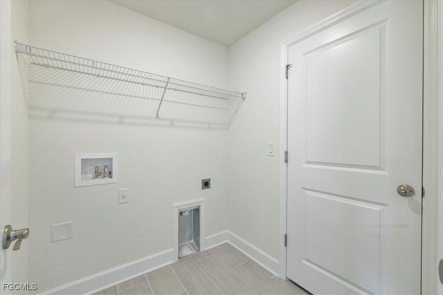 Spacious, unfurnished interior of a new home in Cape Coral, Cape Coral (Image 37).