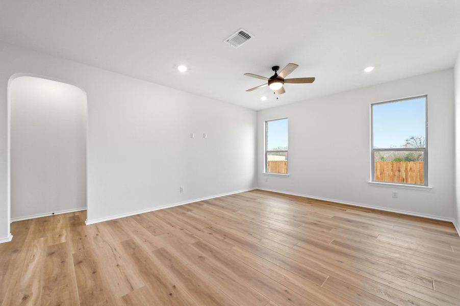 Spacious, unfurnished interior of a new home in Overlook Ranch, Georgetown (Image 6).