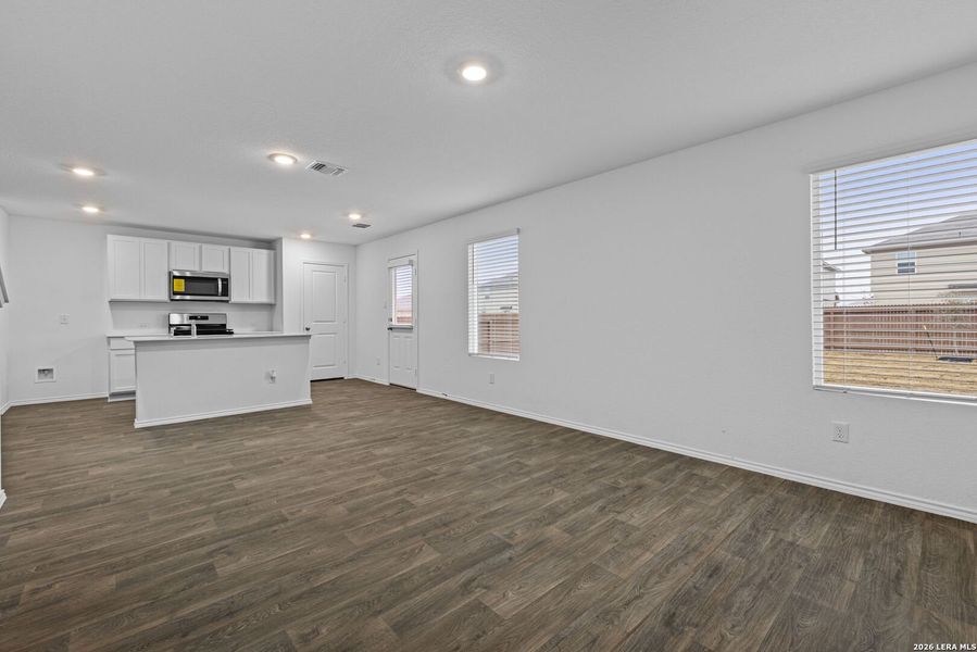 Spacious, unfurnished interior of a new home in Avenida, Converse (Image 17).