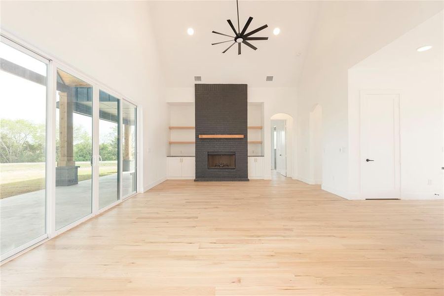 Spacious, unfurnished interior of a new home in , Celeste (Image 15).