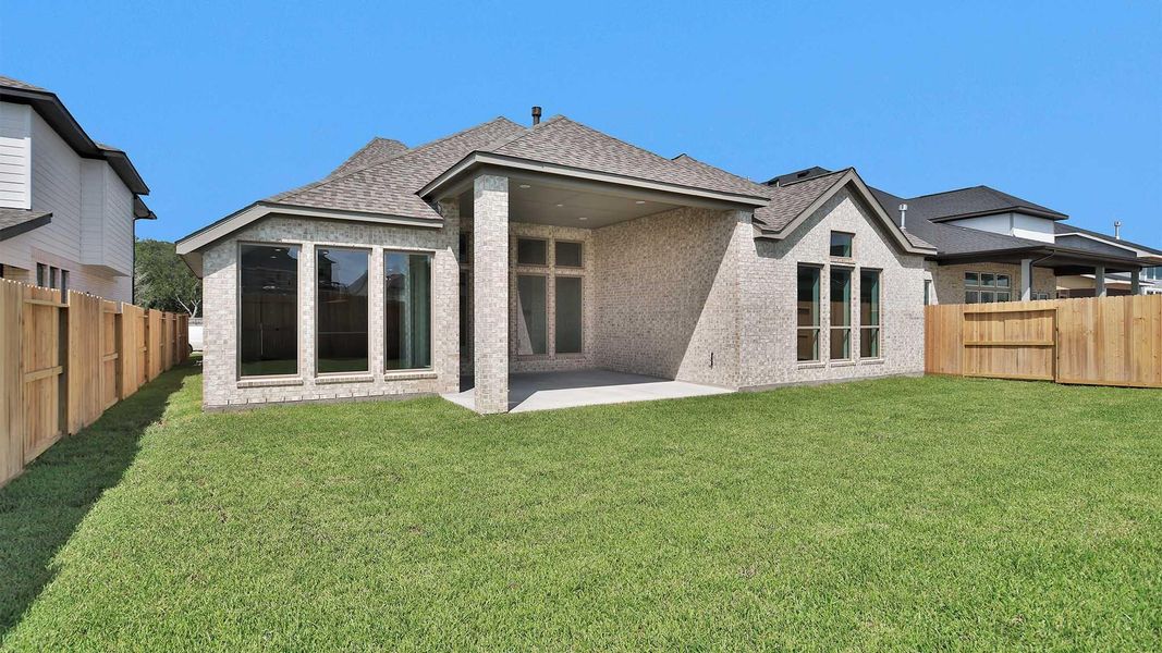 Exterior details and patio area of a home in Sienna, Missouri City (Image 3).