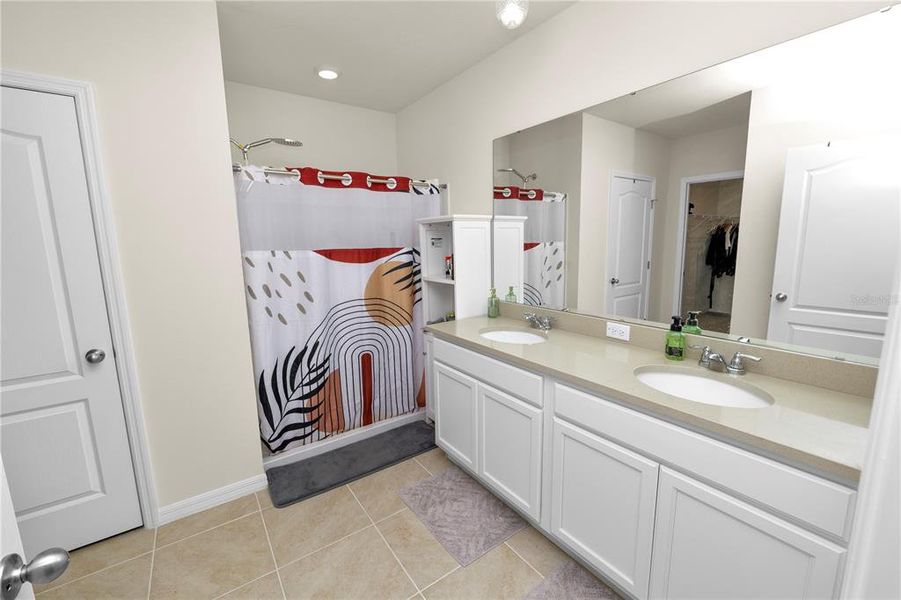 Furnished interior view inside a new home in , Bartow (Image 37).