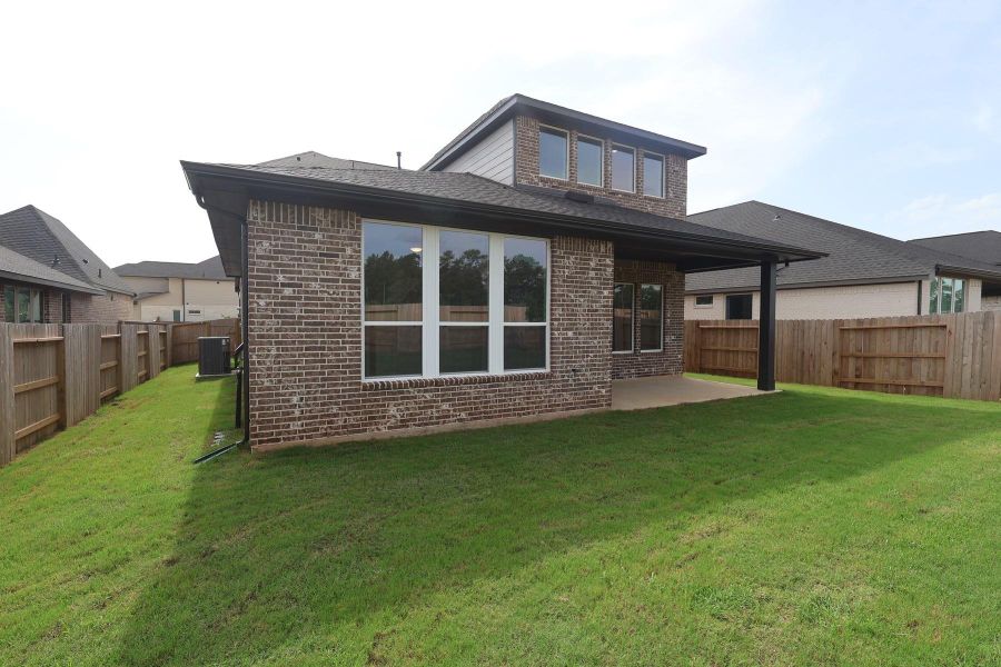 Exterior details and patio area of a home in Clopton Farms, Montgomery (Image 4).