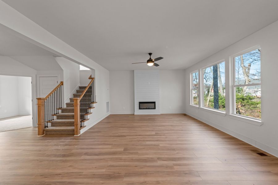 Spacious, unfurnished interior of a new home in Cambria, White House (Image 10).