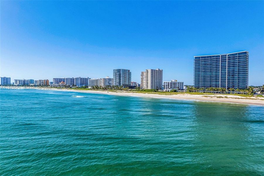 Condo located in Pompano Beach, FL showcasing its design and architecture (Image 21).