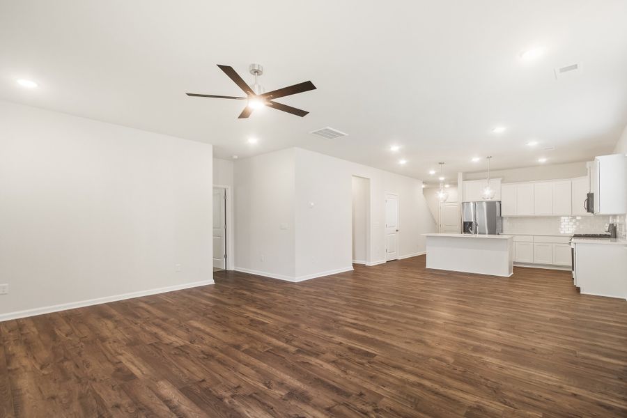 Representative unfurnished interior of a home built from the Nile by Veranda Homes in Heritage Bay, Sumter (Image 38).