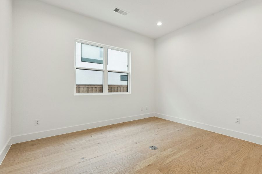 Spacious, unfurnished interior of a new home in , Dallas (Image 19).