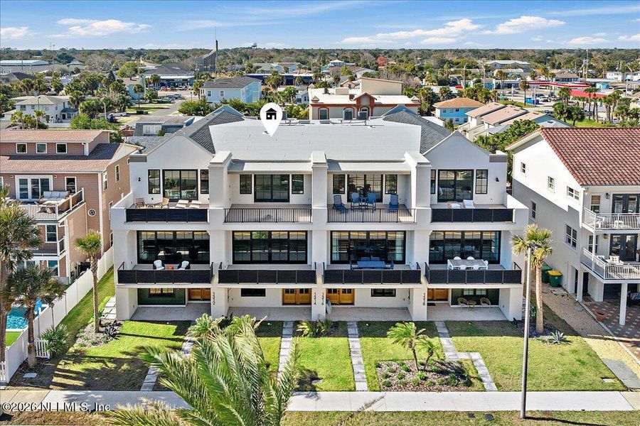 Condo located in Jacksonville Beach, FL showcasing its design and architecture (Image 7).