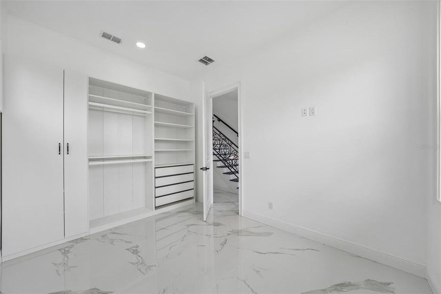 Spacious, unfurnished interior of a new home in , Tampa (Image 52).