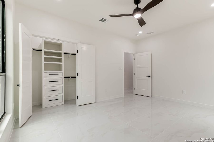 Spacious, unfurnished interior of a new home in , Floresville (Image 21).