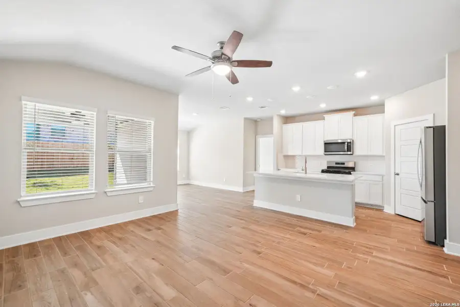 Spacious, unfurnished interior of a new home in Comanche Ridge, San Antonio (Image 18).