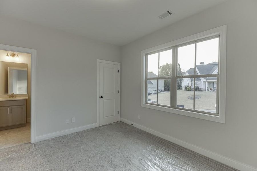 Spacious, unfurnished interior of a new home in , Jefferson (Image 26).