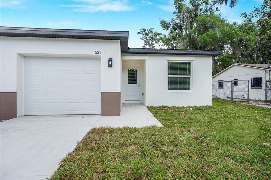 Exterior details and patio area of a home in , Eustis (Image 3).