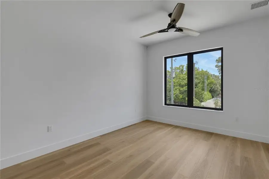 Spacious, unfurnished interior of a new home in , Sarasota (Image 18).
