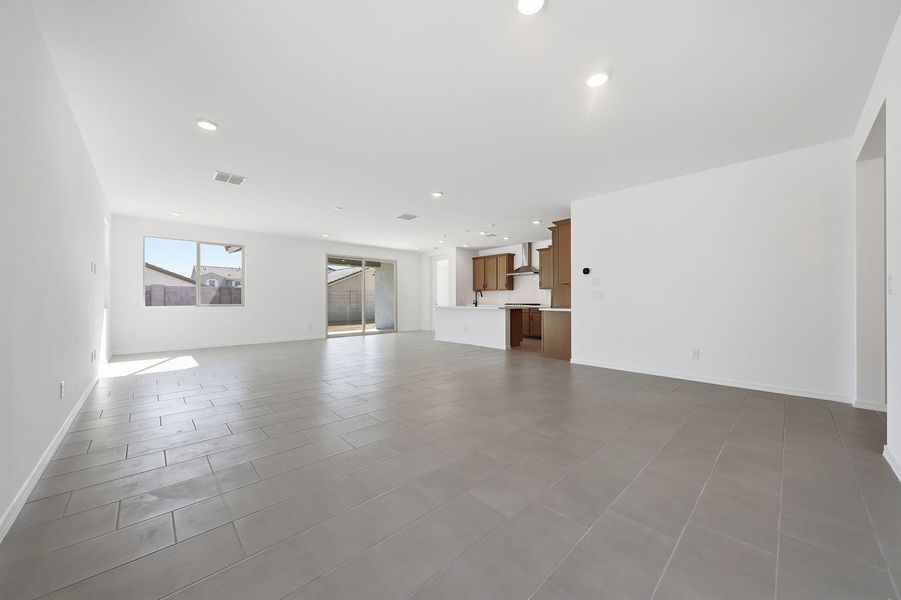 Spacious, unfurnished interior of a new home in Tyler Ranch, Buckeye (Image 6).