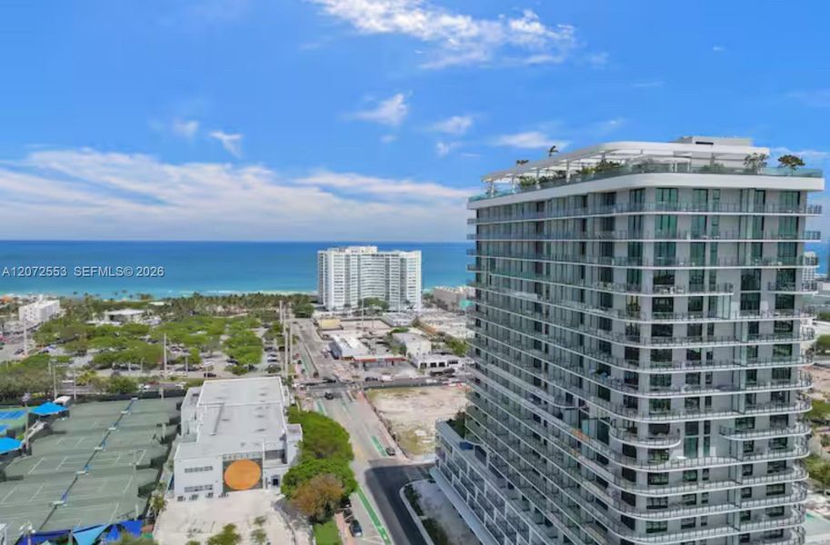 Condo located in Miami Beach, FL showcasing its design and architecture (Image 4).