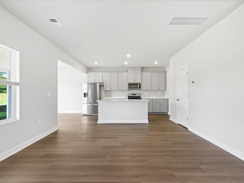 Spacious, unfurnished interior of a new home in Village at White Pine, Pendleton (Image 10).